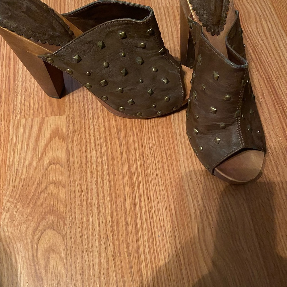 Sandal with heel